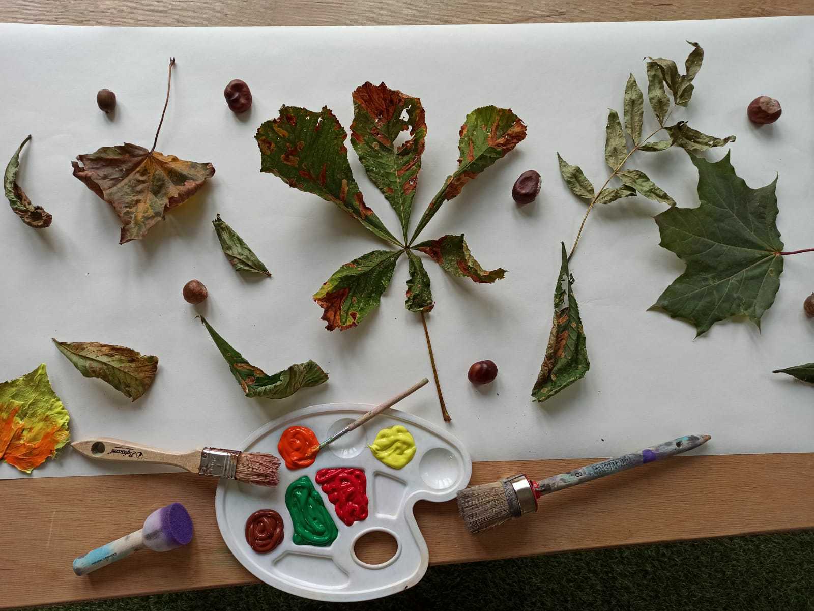 Jesienne liście, kasztany i farby przygotowane do twórczej zabawy w Mini Wiosce